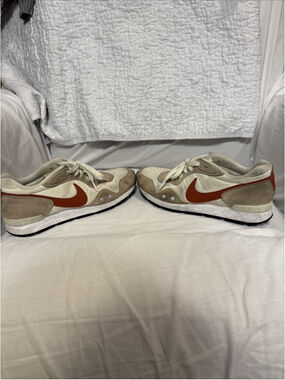 Nike Venture Runner White/burnt Orange Swoosh Retro Suede/mesh Women 7 (1087)